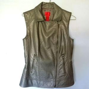 V CRISTINA vest in size small. Beautiful detailing.